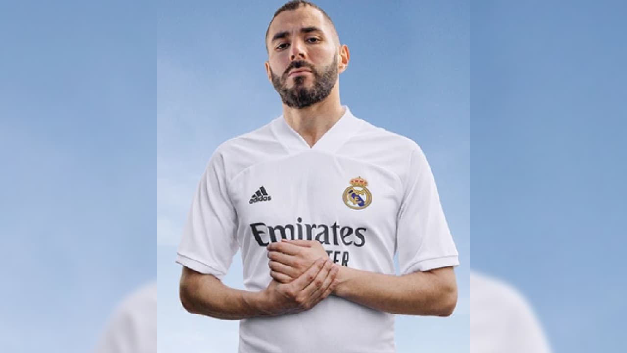 Karim Benzema luce el jersey de local de los merengues.