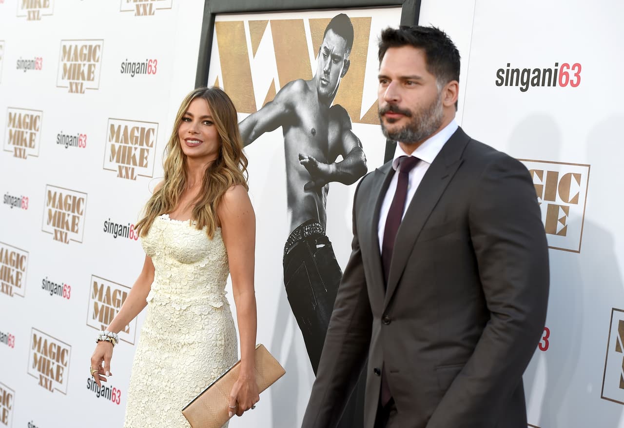 La sexy colombiana acompañó a su prometido al estreno de su película.