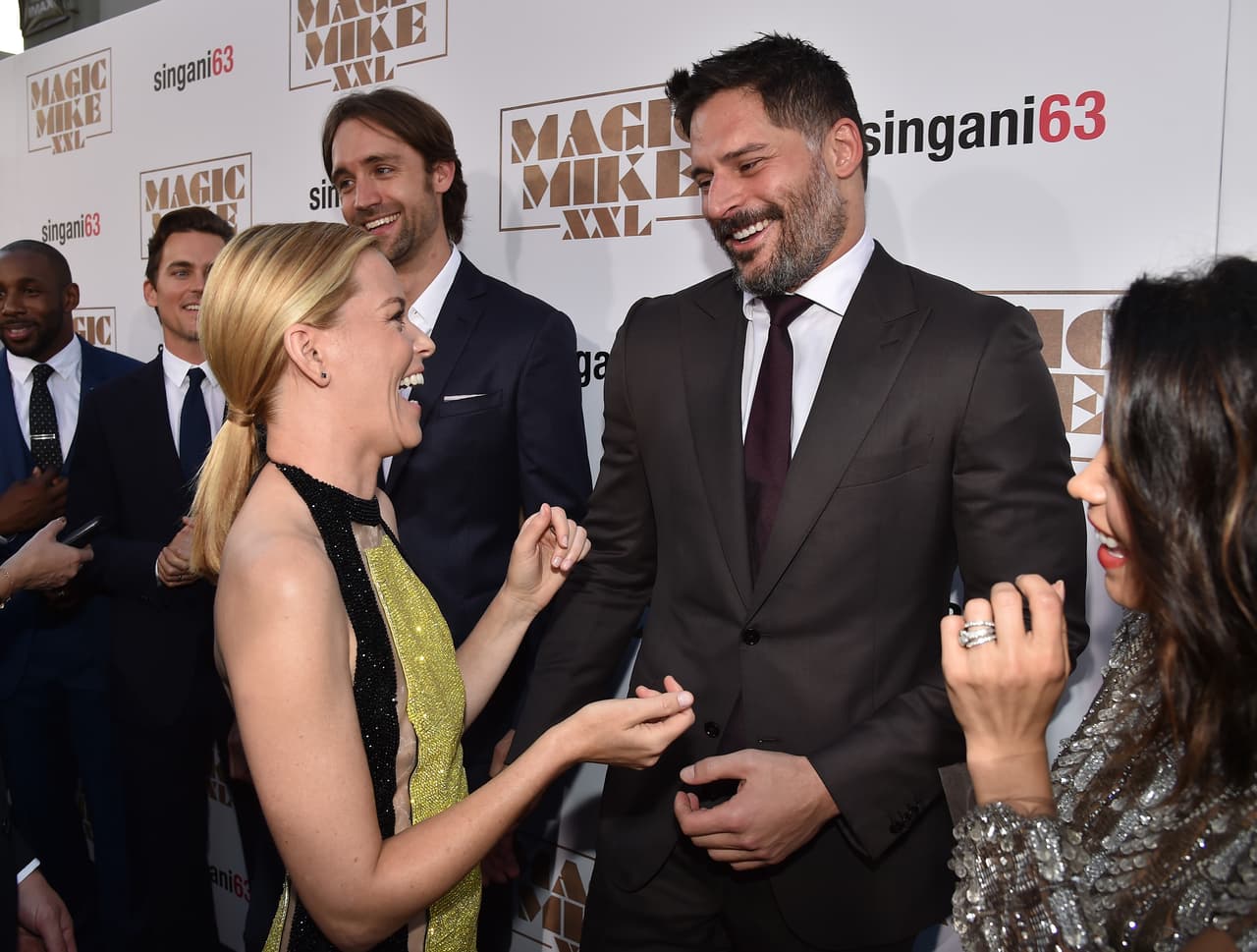 Joe platicando con Elizabeth Banks.