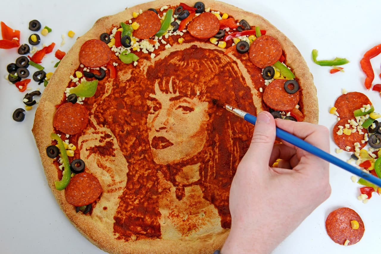 Él usa 12 pulgadas de base de pizza y varios ‘toppings’.