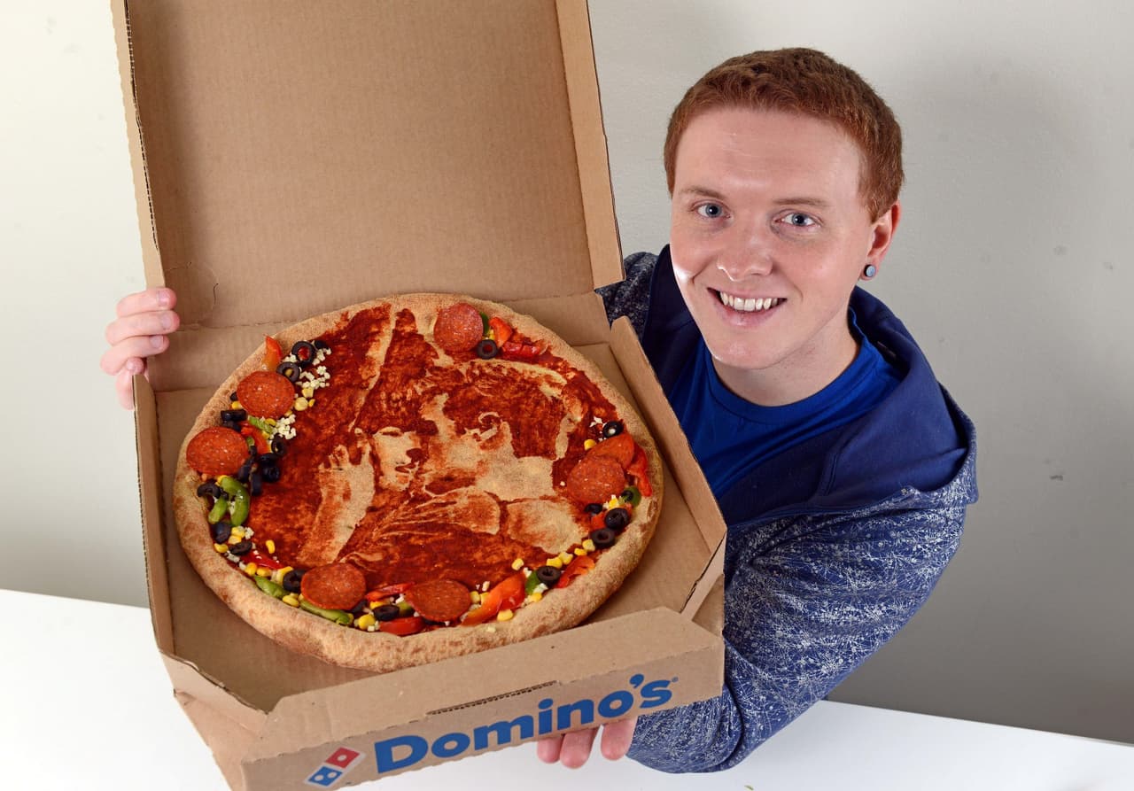 Con salsa de tomate, queso, aceituna, pepperoni y pimientos ha hecho estos platillos deliciosos.