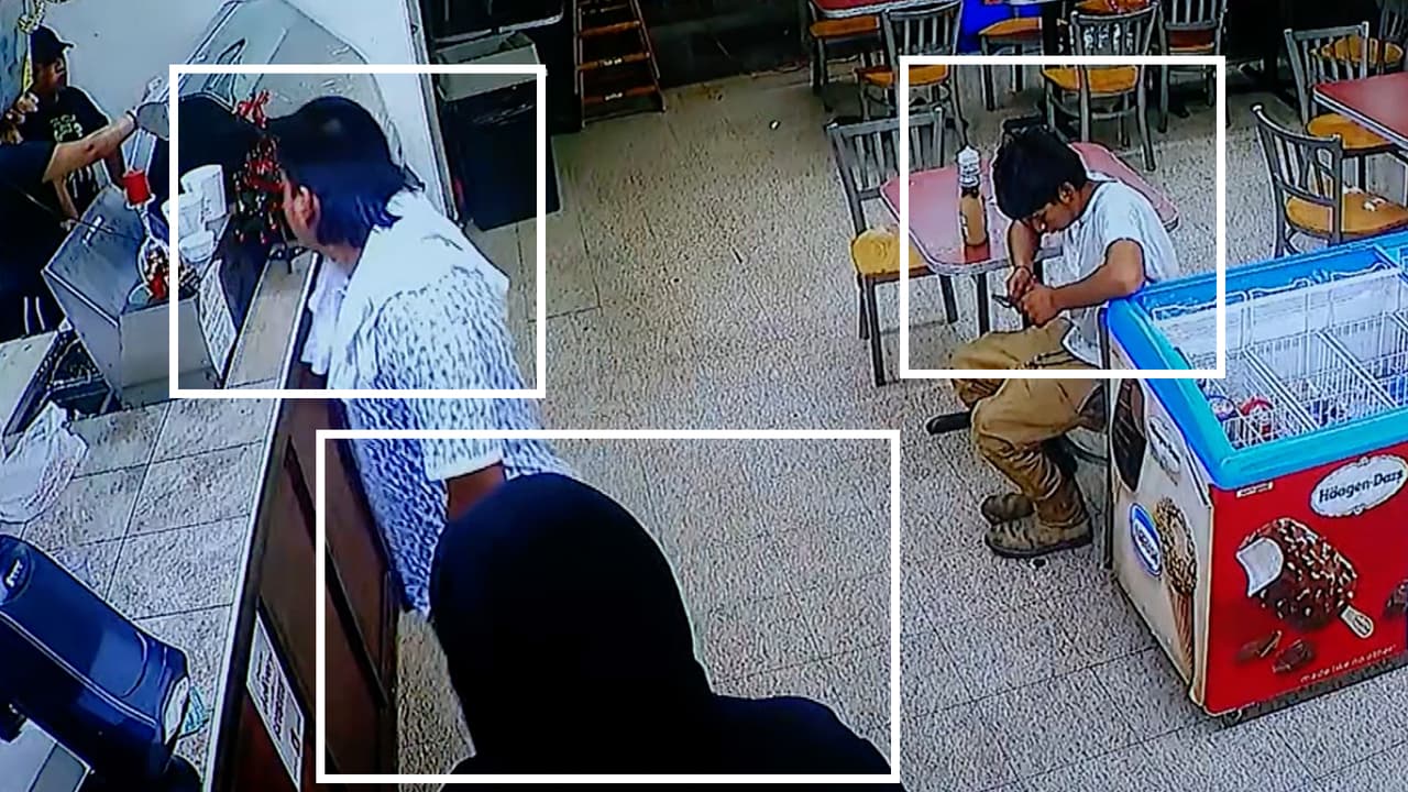 Rafael saluda a Iván, ambos conversan unos momentos. Es el único momento 
<b>antes del ataque en que <a href="https://www.univision.com/local/dallas-kuvn/identifican-a-las-tres-victimas-mortales-de-un-tiroteo-en-garland-el-fin-de-semana-esto-se-sabe-del-caso-video" target="_blank">las tres víctimas </a>coinciden en el mismo lugar.</b> Iván y Rafael caminan a otro punto la tienda.