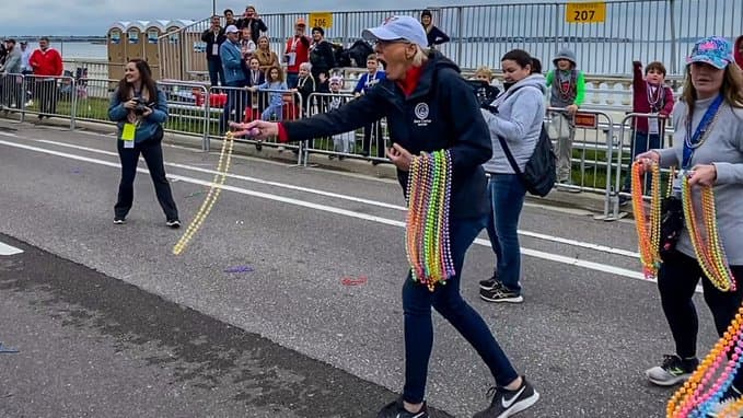 Qué hacer con los collares después del Desfile de Gasparilla en Tampa