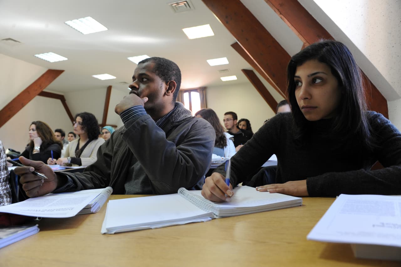 <b>Alice Lloyd College</b>: Es gratis para los estudiantes que vivan en 108 condados en Kentucky, West Virginia, Ohio, Virginia, y Tennessee. A cambio los estudiantes deben trabajar en el campus.