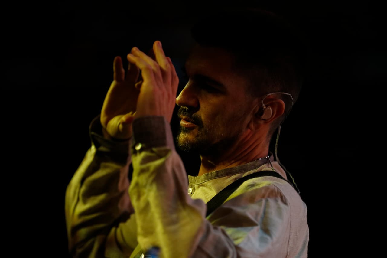 Y es tal su profesionalismo que está al tanto de cada detalle de su presentación.