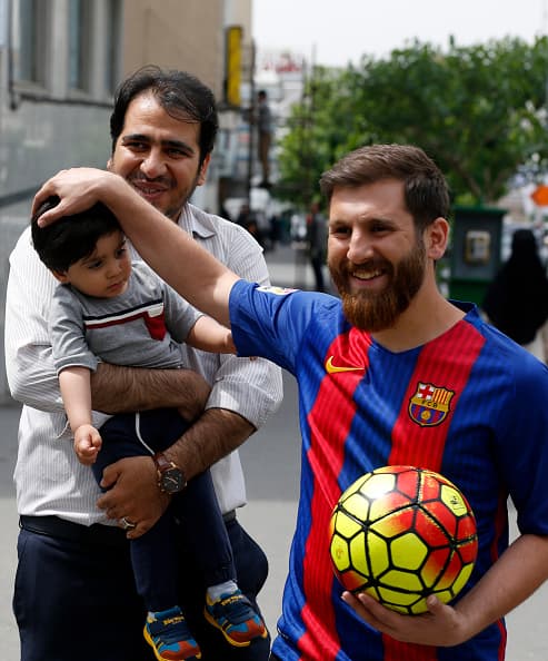 Uno de los casos más recientes y que hasta se salió de control fue el del' Lionel Messi Iraní', como lo aprecias en la foto, es idéntico al futbolista del equipo Barcelona.