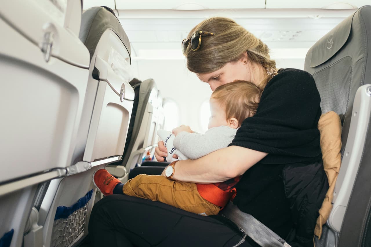 Mamá con su hijo en vuelo