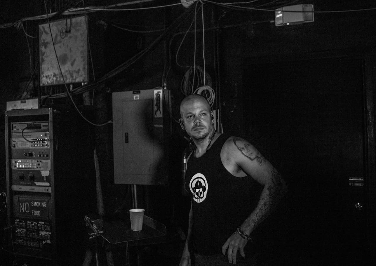 Un momento de paz antes de derrochar energía para su público.