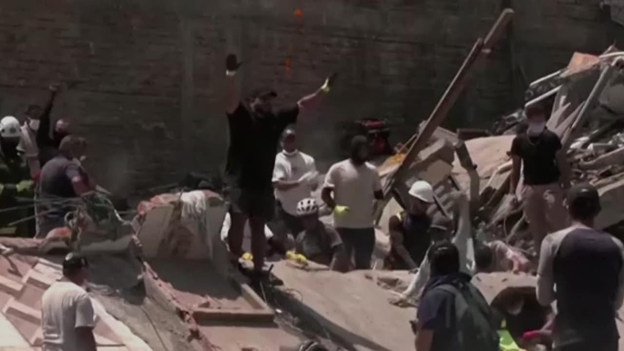 El momento en que rescatan a un bebé entre los escombros tras el terremoto en Colombia