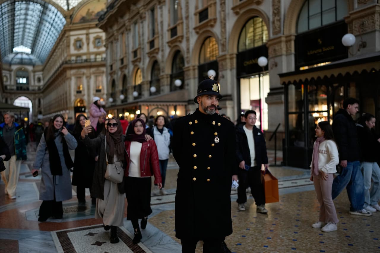Un guardia de seguridad camina en la Galería Vittorio Emanuele II, en Milán, Italia, el lunes 9 de febrero de 2026. (Foto AP/Christophe Ena)