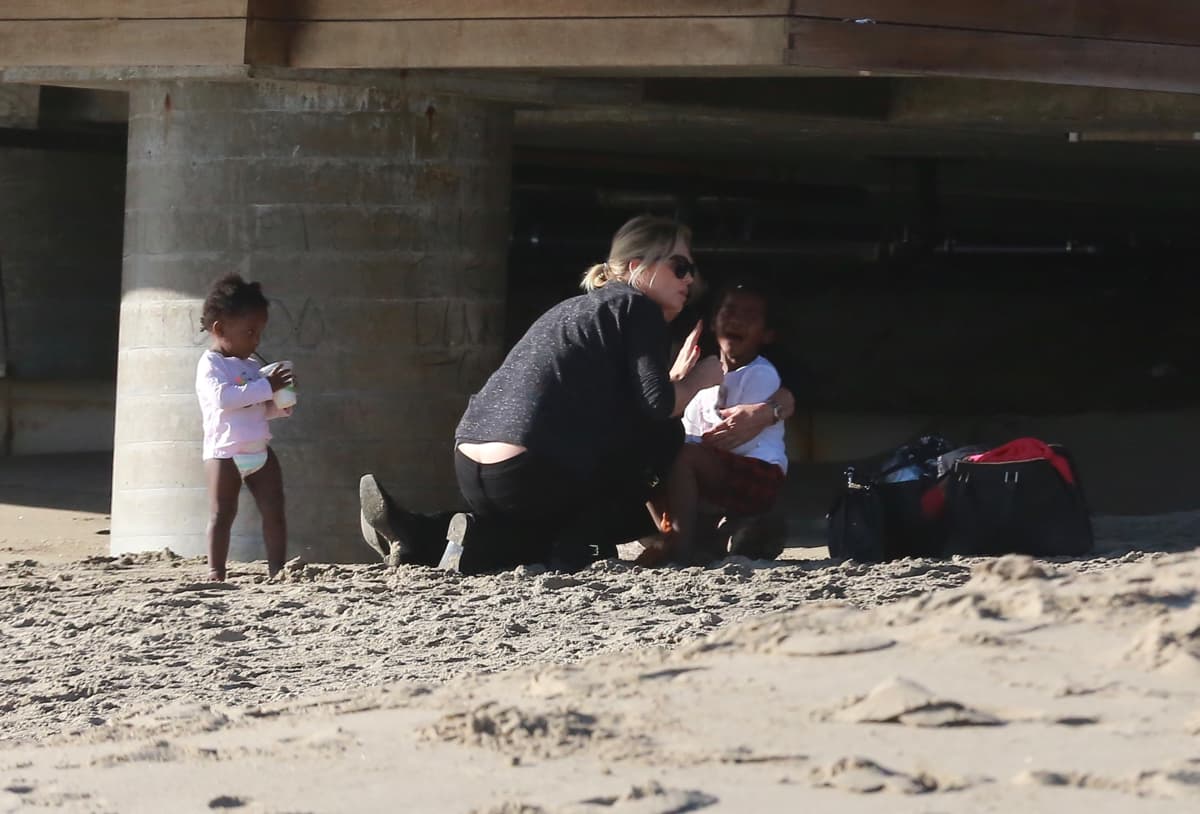 ¿Qué le habrá hecho llorar al nene? Y mientras, mira a su hermanita toda tranquila.