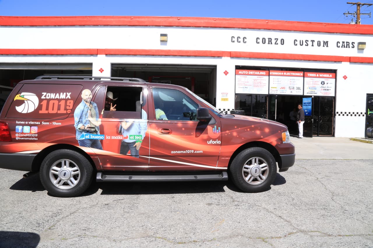 Desde muy temprano, el trío de locutores hizo acto de presencia en el taller
<b>'Corzo Custom Cars'</b> para conocerla a ella y a su familia.