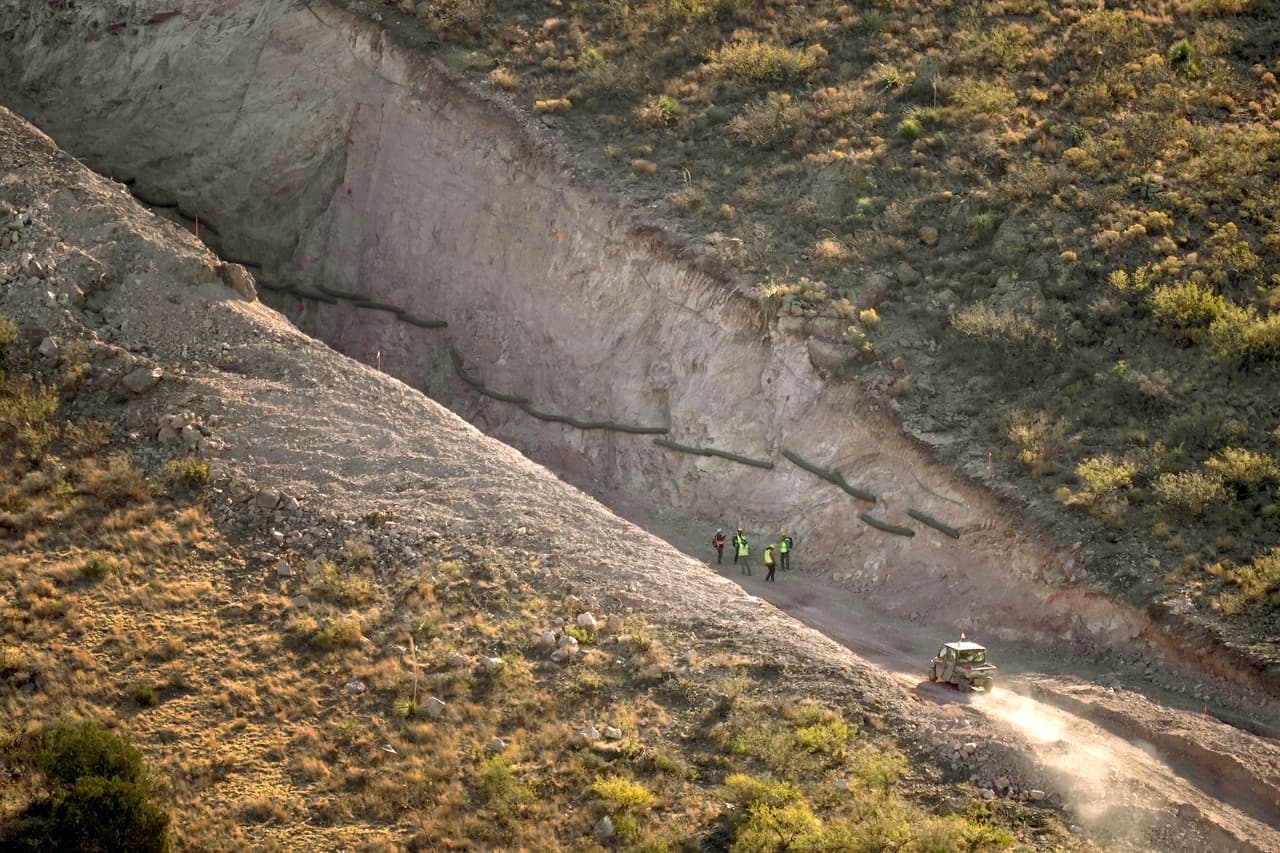 El Departamento de Seguridad Nacional ha podido evitar decenas de protecciones ambientales federales, como la Ley de Tierras Silvestres de Arizona y la Ley de Especies en Peligro de Extinción. En la foto los trabajadores en una brecha abierta con explosivos para dar paso a la construcción del muro en en el Cañón de Guadalupe.