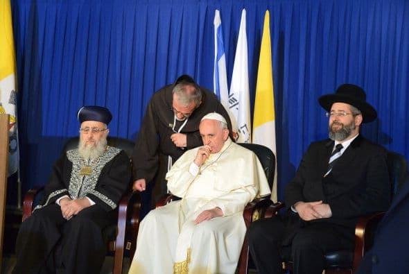 El Papa entre el Gran Rabino Askenazi, Yona Metzger, y el Gran Rabino Sefardita, Shlomo Amar.