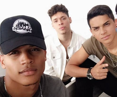 Su relación con los otros chicos es buena.