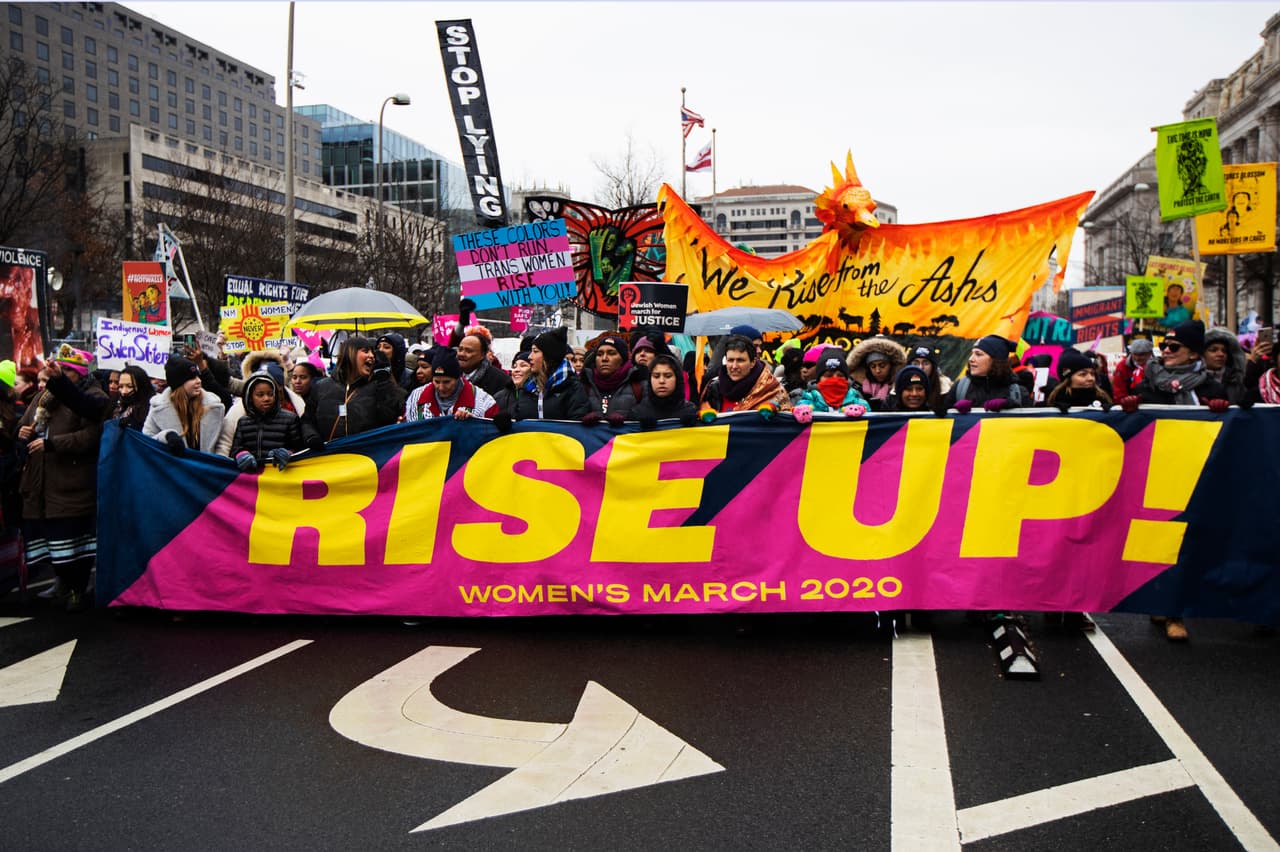 Tres años después de la primera movilización, miles de personas participaron en la Marcha de las Mujeres en múltiples ciudades del país, desde Los Ángeles a Nueva York, para abogar por los derechos reproductivos, la igualdad salarial, cambios migratorios y la protección del medio ambiente.