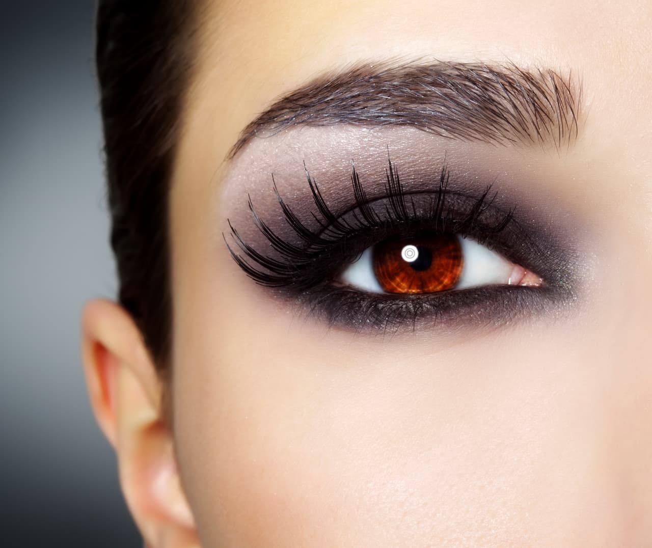 El diseño y el color de las cejas son elementos muy importantes que hay que cuidar al momento del maquillaje.
<br>