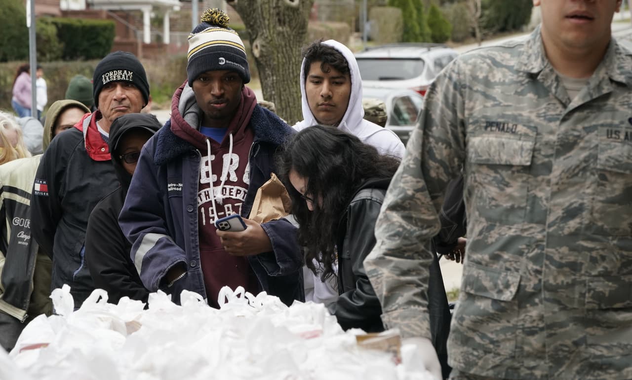 "La mayoría de jóvenes de la ciudad, muchos latinos, van a las escuelas de la zona del norte por ser de más calidad y muchos reciben allí gratis la comida que no encuentran fácilmente en casa", dijo a la agencia EFE Daniel Bonnet, el director del centro social WestCOP, donde se han hecho las entregas.