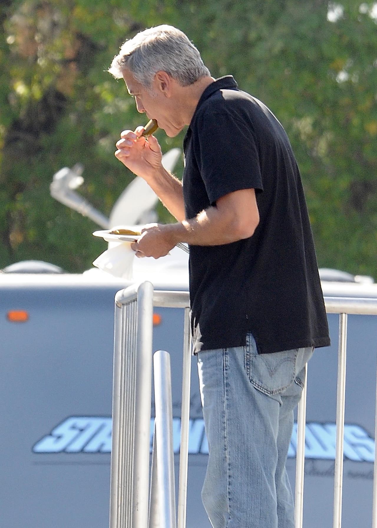 Ahora, ¿qué hace George Clooney? ¡Comiendo un chile!