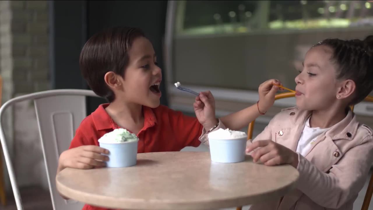 Con toda la ternura que los caracteriza, los pequeños disfrutaron el postre y hasta se dieron de comer el uno al otro.
