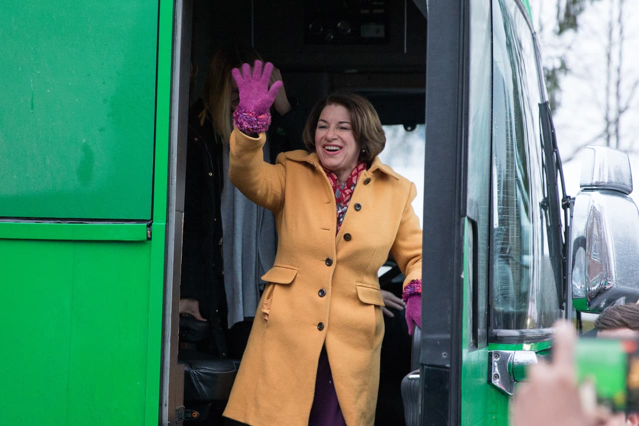 La senadora de Minnesota Amy Klobuchar saluda a sus partidarios al llegar a un centro de votación en Manchester. Junto a Buttigieg y al exvicepresidente a Joe Biden, Klobuchar aspira por los votos de los moderados del partido