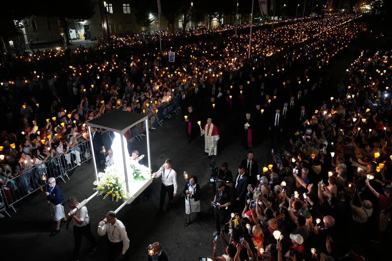 El papa León XIV, en el centro, sostiene una vela durante una procesión con antorchas en el Santuario de Lourdes, Francia, el domingo 27 de septiembre de 2026.
