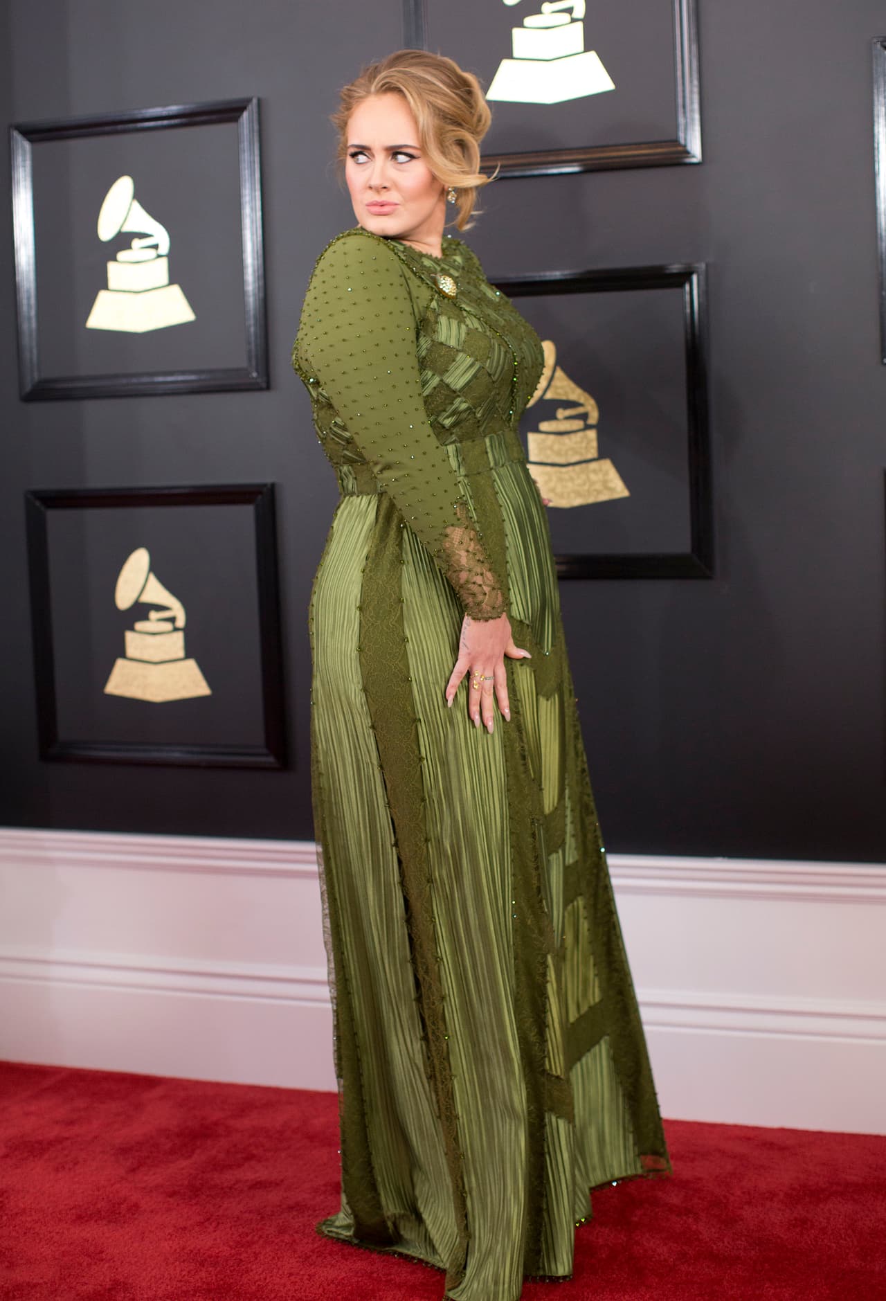 La cantante británica 
<b>Adele</b>, sufrió la traición de una de sus exparejas. El fotógrafo 
<b>Alex Sturrock </b>subió a su sitio web imágenes íntimas de la cantante.