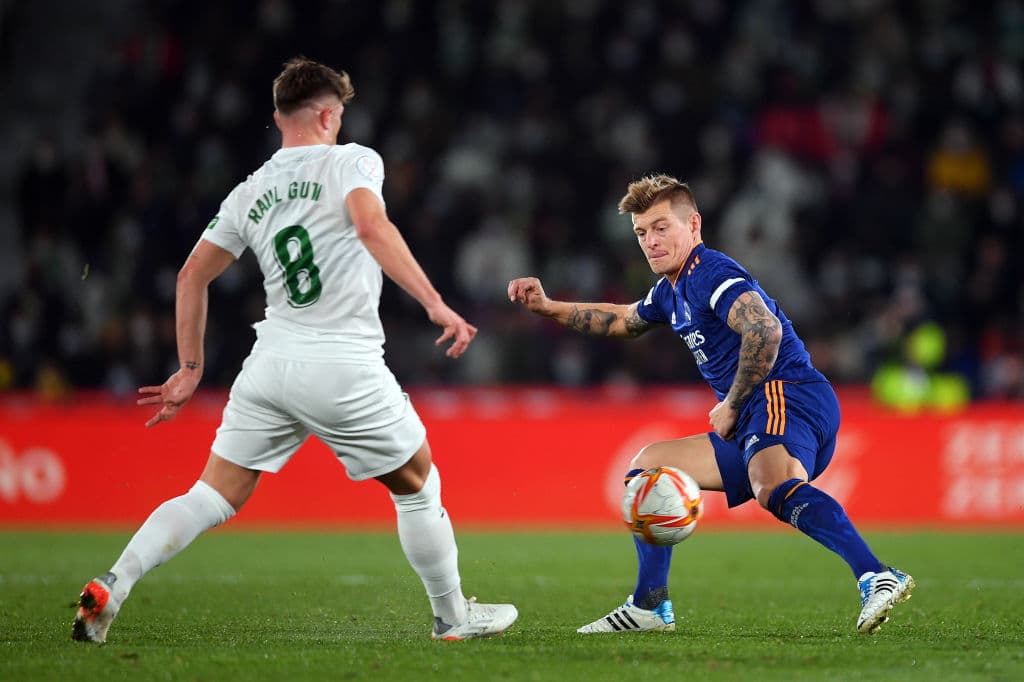 Real Madrid, en un partido vibrante y que se definió en el tiempo extra, le remontó y venció 1-2 al Elche para meterse a los Cuartos de Final de la Copa del Rey. Los madridistas se fueron abajo y con un hombre menos en la primera parte de la prórroga tras un gol de Verdú, pero Isco y Hazard anotaron los tantos del triunfo en el segundo acto.