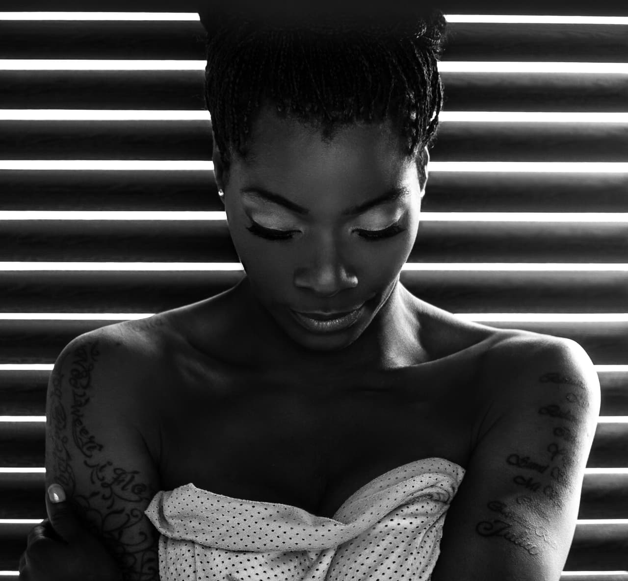 Tiene una cabellera tan abundante que este estilo es muy favorecedor para ella y de paso para su estilo de música.