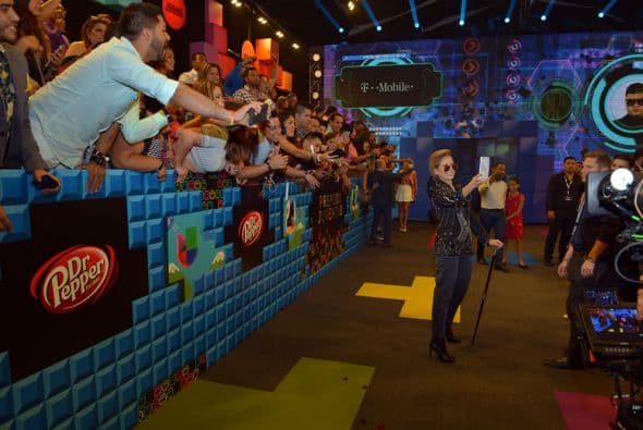 Nos encantan los selfies. We can't get enough of them! Y si no, pregúntenle a los que desfilaron la alfombra de Premios Juventud.