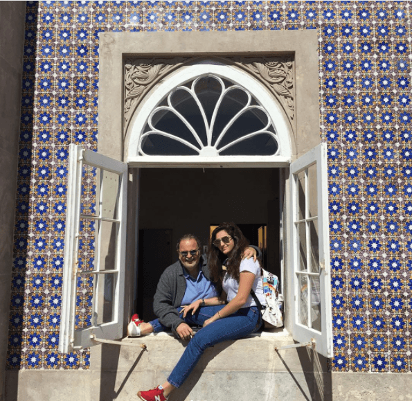 Junto a su familia ha conocido muchas partes del mundo.