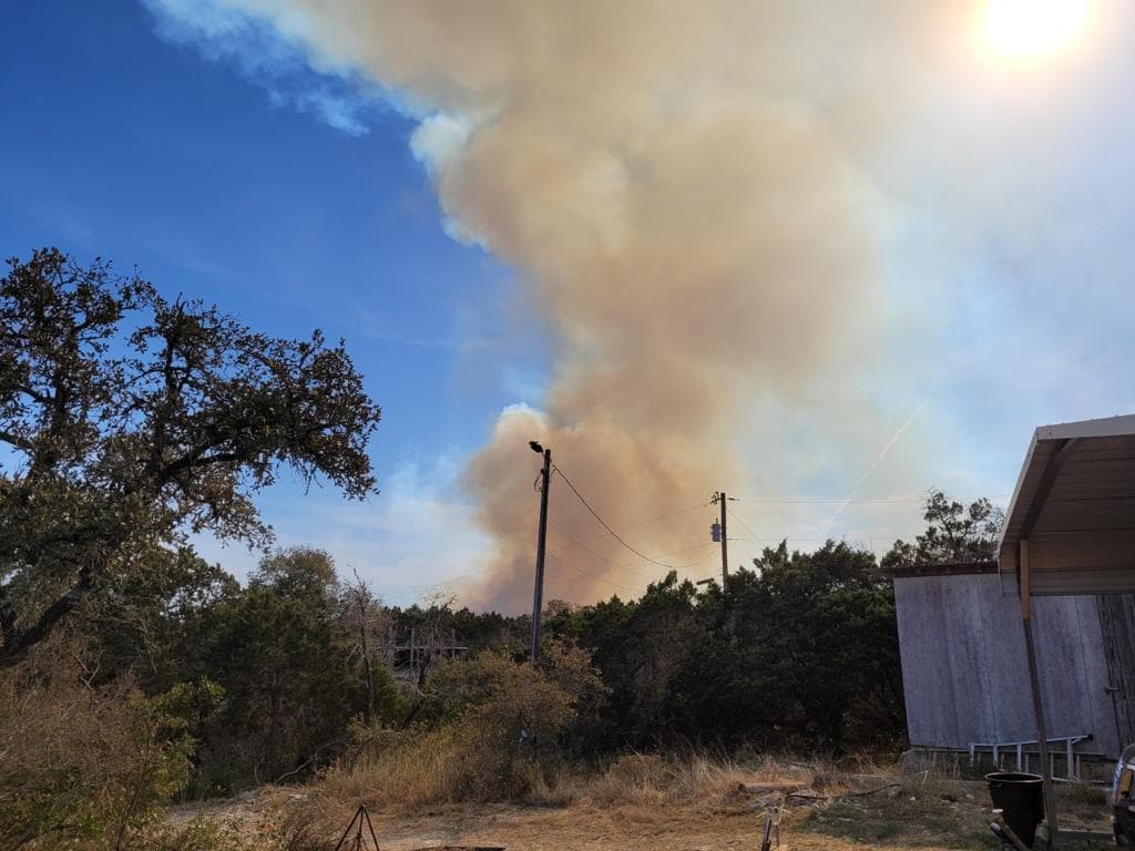 Emiten aviso por bandera roja para el centro de Texas; llamas arrasan con miles de acres en el condado Medina