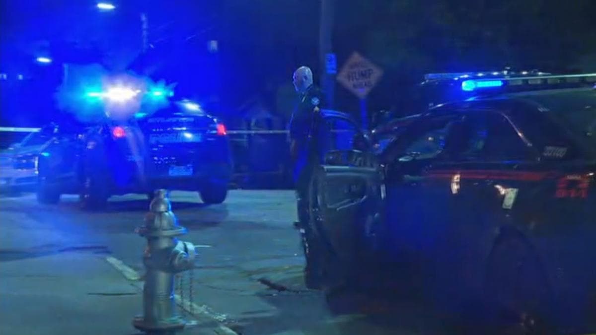 Al llegar, los oficiales encontraron a personas atendiendo a tres mujeres que habían sido baleadas. Las víctimas fueron transportadas a un hospital donde sus heridas no ponían en riesgo sus vidas. Una cuarta víctima del ataque llegó al hospital posteriormente, también herida de bala. Todas están en condición estable.