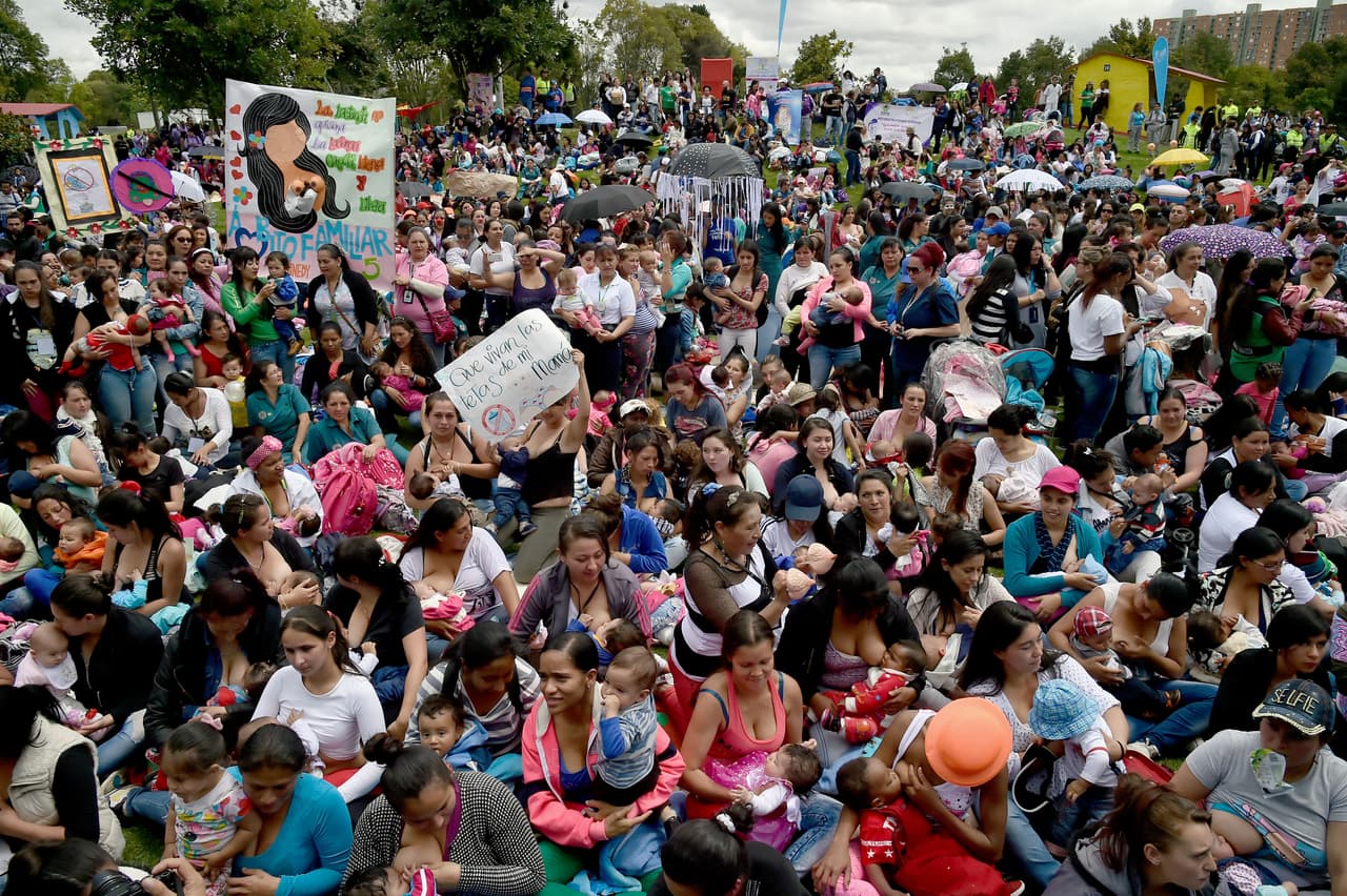 En Colombia 300 mujeres se reunieron en el 'Tetatón' de Bogotá para hacer valer su derecho a amamantar en espacios públicos.