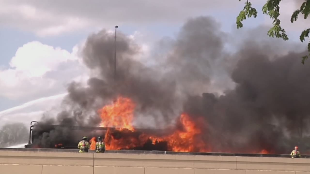 Camión cisterna cargado de combustible se estrella e incendia en la I-595, en el condado de Broward