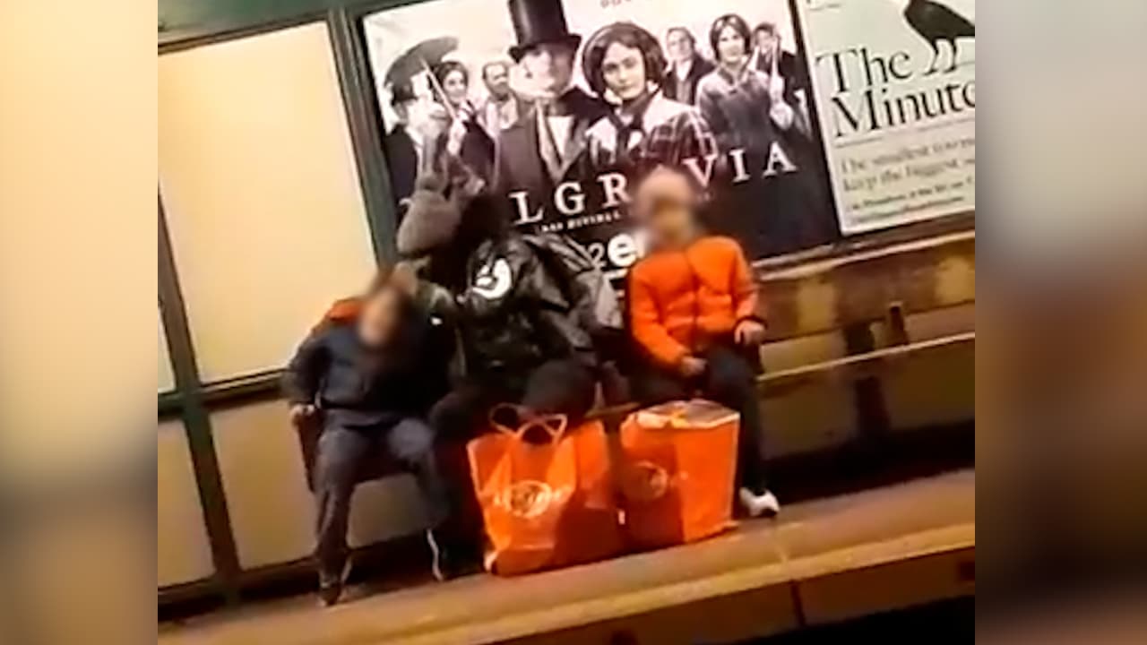 Le da un puñetazo a uno y le sacude la cabeza a otro: captan en video la agresión a dos niños en El Bronx