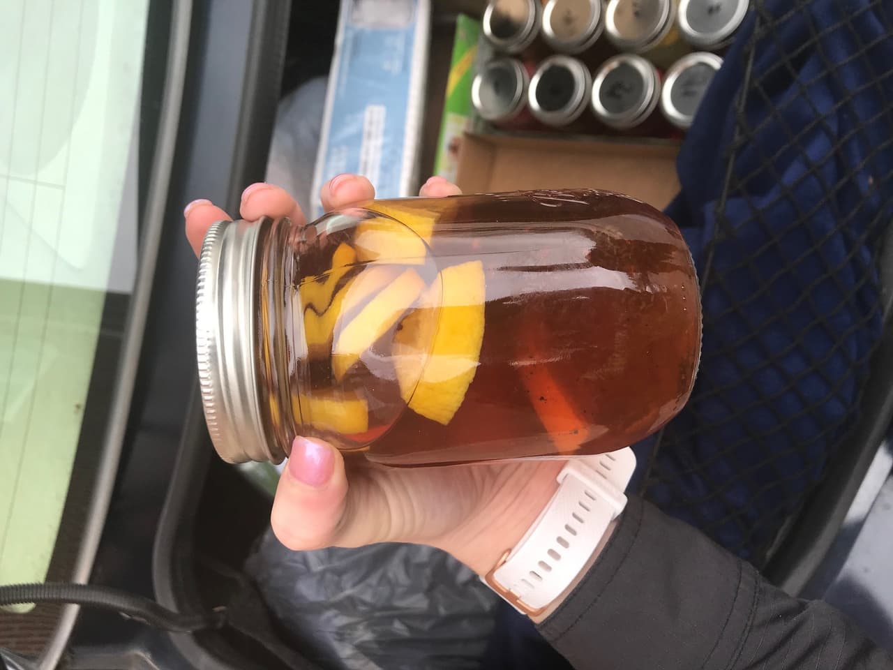 Botellas decomisadas por las autoridades.