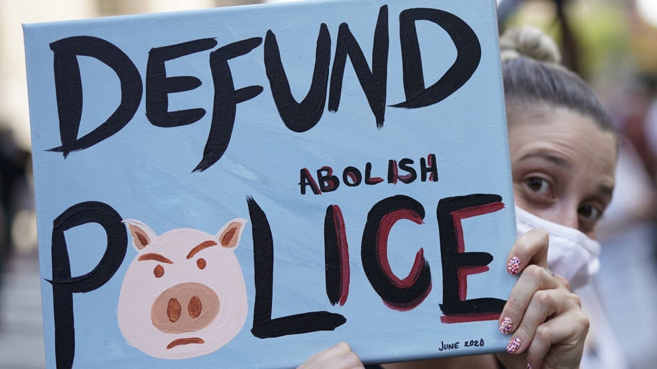 La oleada de protestas actual inició desde finales de mayo con el asesinato de George Floyd en Minneapolis, Minnesota, cuando un policía lo asfixió al poner la rodilla en su cuello.