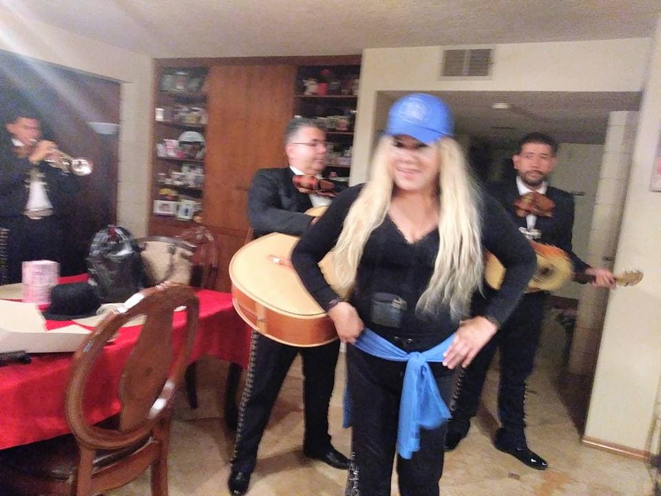 La presidenta del club de fans de Gustavo Rivera y amiga de la familia -Marycookie Mora- sorprendió a la señora Rosa al llegar a su casa acompañada de un mariachi para cantarle las tradicionales 'Mañanitas'.