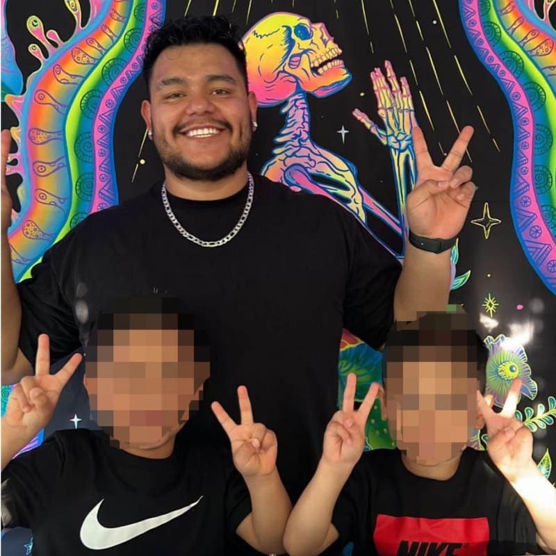 Jonathan era padre de dos niños de 3 y 5 años. Después de saber que su esposo había muerto, Daisy se enteró que estaba esperando a su tercer bebé: "ella se sintió mal cuando visitó a su suegra en el hospital y ahí le dijeron que estaba embarazada".