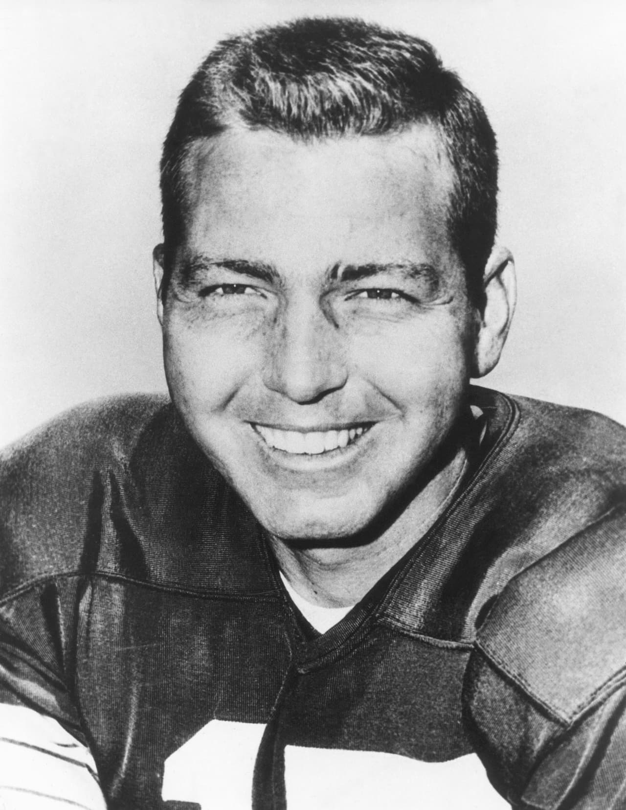 Cuando
<b>Starr</b> se retiró al final de la campaña de 1971, el porcentaje de pases completos en su carrera era de 57.4 por ciento y encabezaba una NFL que favorecía el juego terrestre, y su rating de pasador de 80.5 fue el segundo mejor en la historia, sólo detrás del registrado por
<b>Otto Graham</b>, una leyenda de los Cleveland Browns.