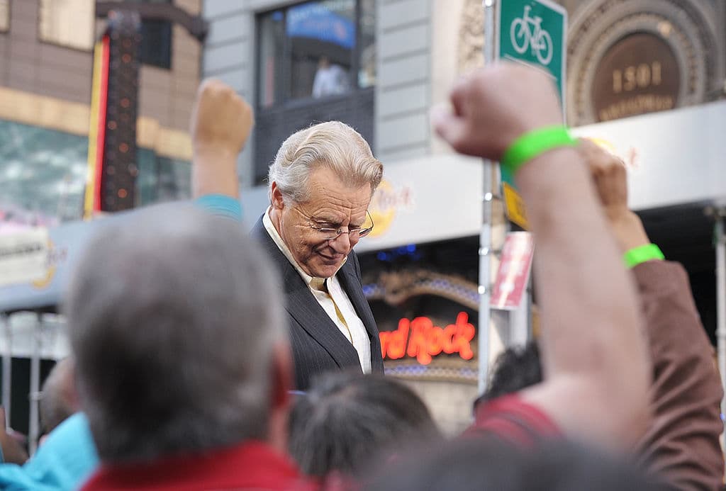 El show de Jerry Springer, de acuerdo a los críticos de The Guardian, “salpicó los peores excesos de la humanidad” en peleas a puños de sus invitados y la audiencia.