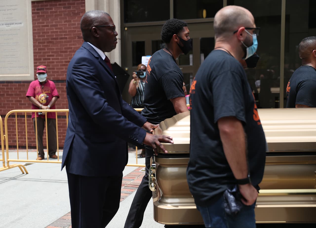 Un grupo de hombres cargan féretros con los restos de Rayshard Brooks para ingresar a la Iglesia Bautista Ebenezer. Brooks fue asesinado el 12 de junio por un oficial de policía de Atlanta después de una lucha durante una prueba de sobriedad en el estacionamiento de un restaurante de Wendy's.