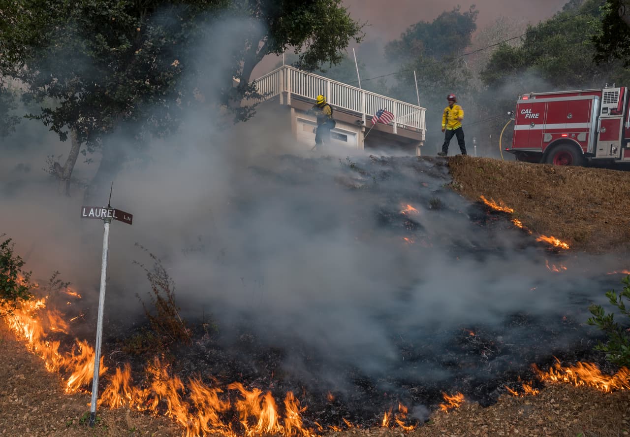 “Esto es lo peor que podemos ver en lo que se refiere a clima de incendios. La región entera está siendo azotada por relámpagos. El problema es la vegetación realmente seca. Lo más probable es que cualquier relámpago que toque el suelo puede comenzar un incendio”, dijo Drew Peterson del Servicio Meteorológico Nacional.