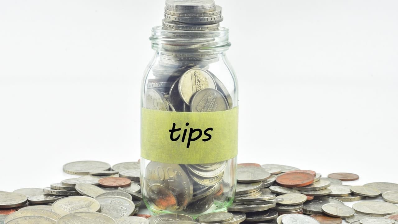 Todas las propinas que el empleado reciba, sean en efectivo o no, se consideran ingresos y por lo tanto están sujetas a impuestos federales sobre los ingresos. Todas las propinas que el empleado reciba en efectivo en cualquier mes natural están sujetas a impuestos de Seguro Social y los impuestos de Medicare, y deben ser declaradas al empleador.