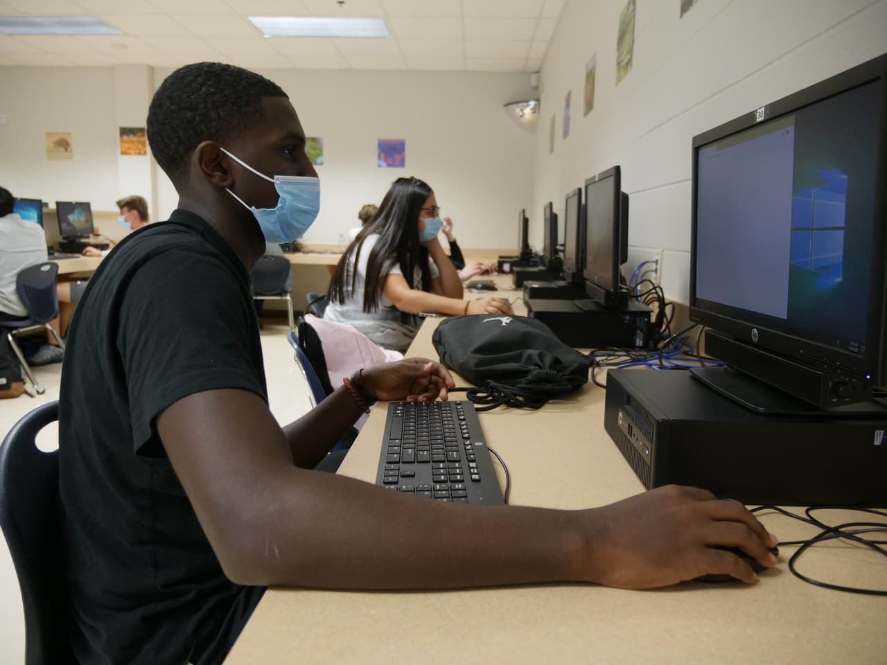 Por su parte el Distrito Escolar de Mansfield MISD dijo a Noticias 23 que tiene aproximadamente el 59 porciento de sus estudiantes inscritos para el aprendizaje en persona.
<br>