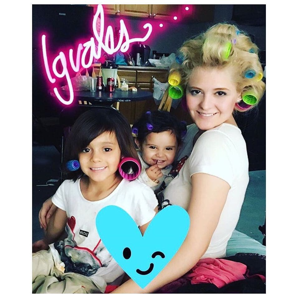 La actriz ha compartido fotografías donde luce divertida junto a las pequeñas.