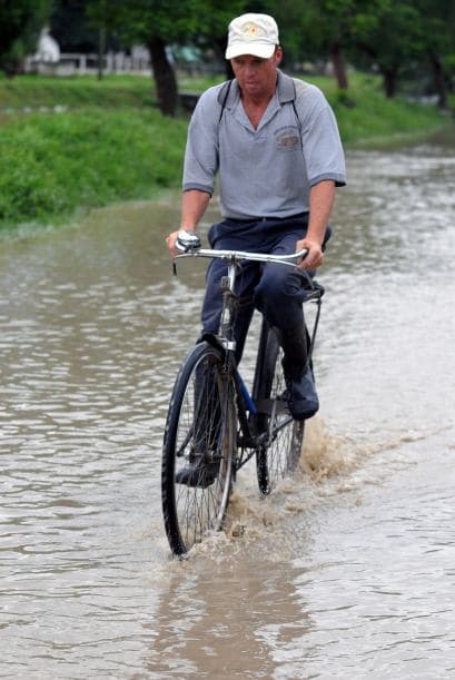 Las lluvias en Guatemala persistirán por al menos 48 horas, dijo el meteorólogo del Instituto Nacional de Sismología, Vulcanología, Meteorología e Hidrología (Insivumeh), Mynor Díaz, quien explicó a Efe que la depresión ingresó por el sur de Belice y la frontera con el departamento guatemalteco de Petén.