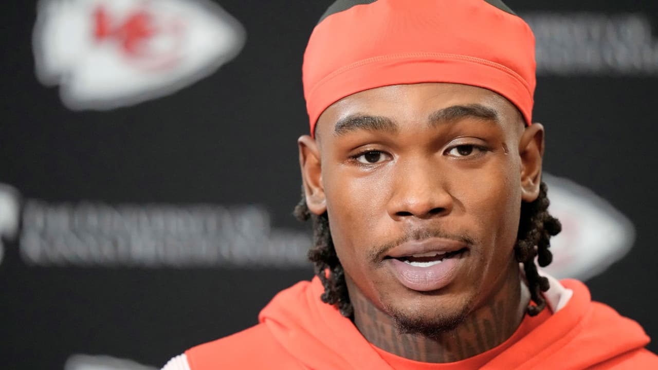 El receptor abierto de los Kansas City Chiefs, Rashee Rice, habla con los medios antes de la práctica del equipo de fútbol americano de la NFL el jueves 25 de enero de 2024.