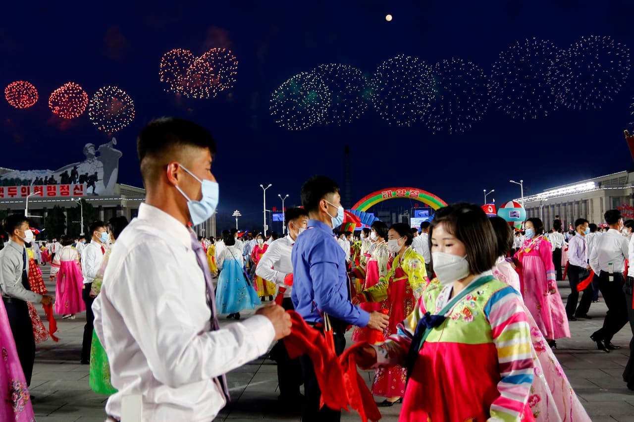 Las imágenes de los medios estatales mostraron a Kim saludando desde un balcón con vistas a la plaza Kim Il Sung, que lleva el nombre de su abuelo, mientras miles de personas que llevaban flores rojas de plástico y carrozas con lemas políticos marchaban debajo.